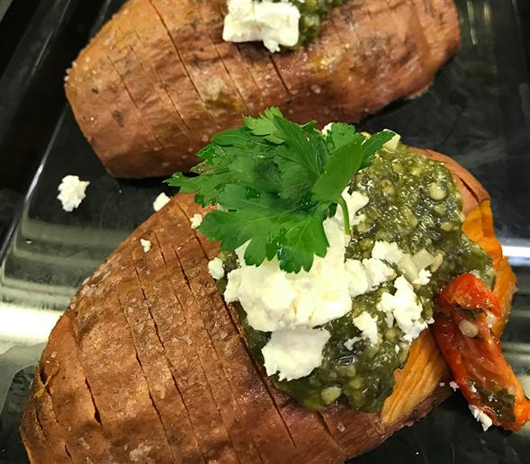 Hasselbagte sødekartofler med ost og pesto - 100g.